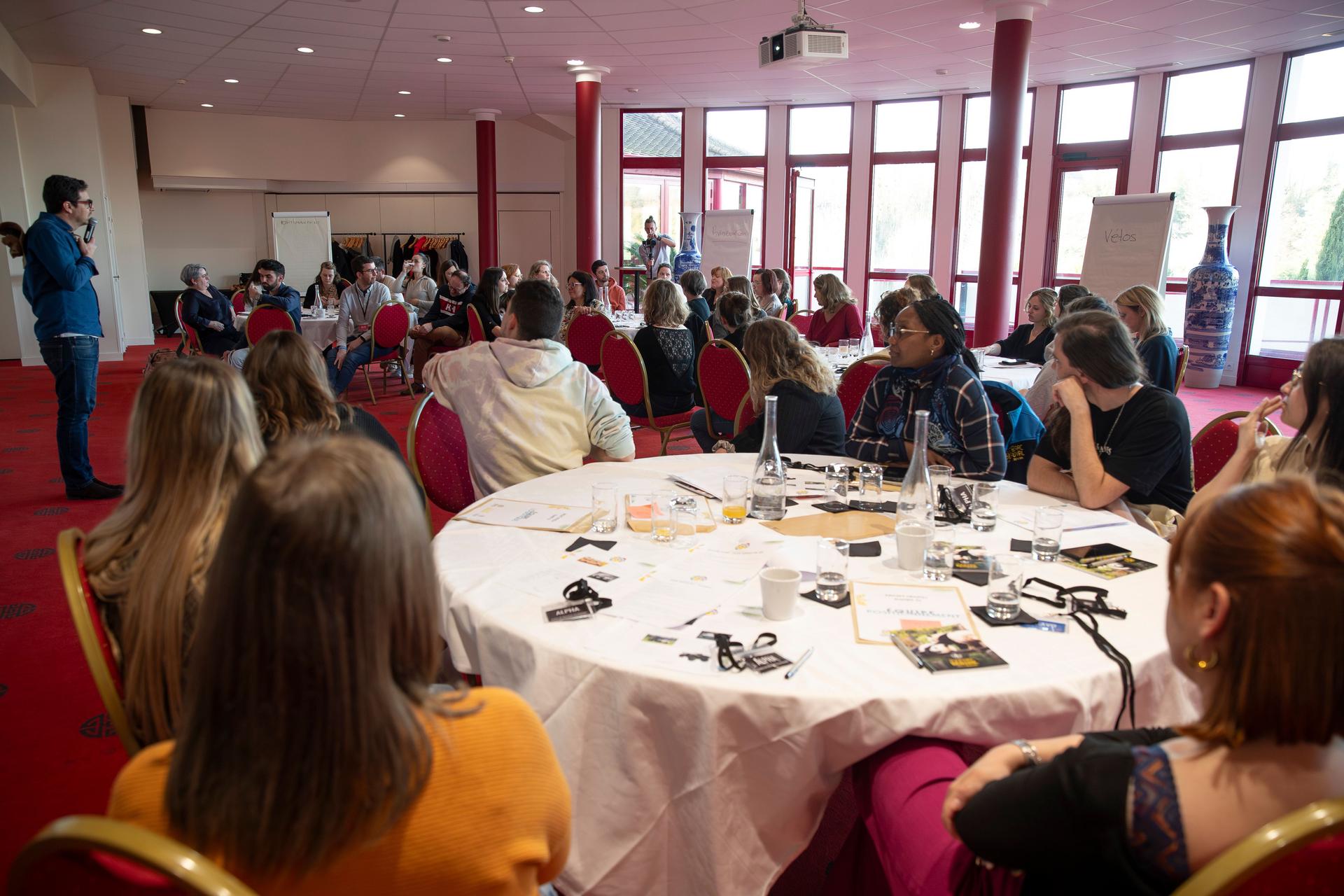 salle de séminaire au ZooParc de Beauval avec des professionnels qui écoutent