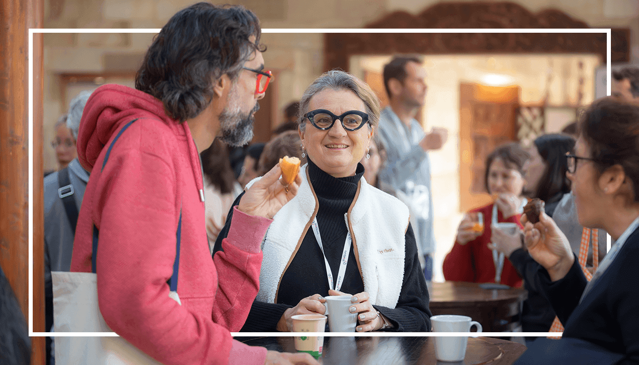Groupe de personnes en train de discuter et manger autour d'une table